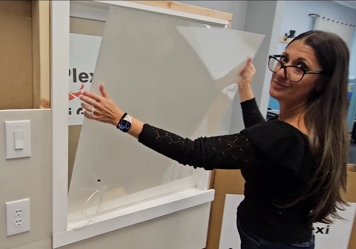 Pressing Smart Plexi® onto the glass