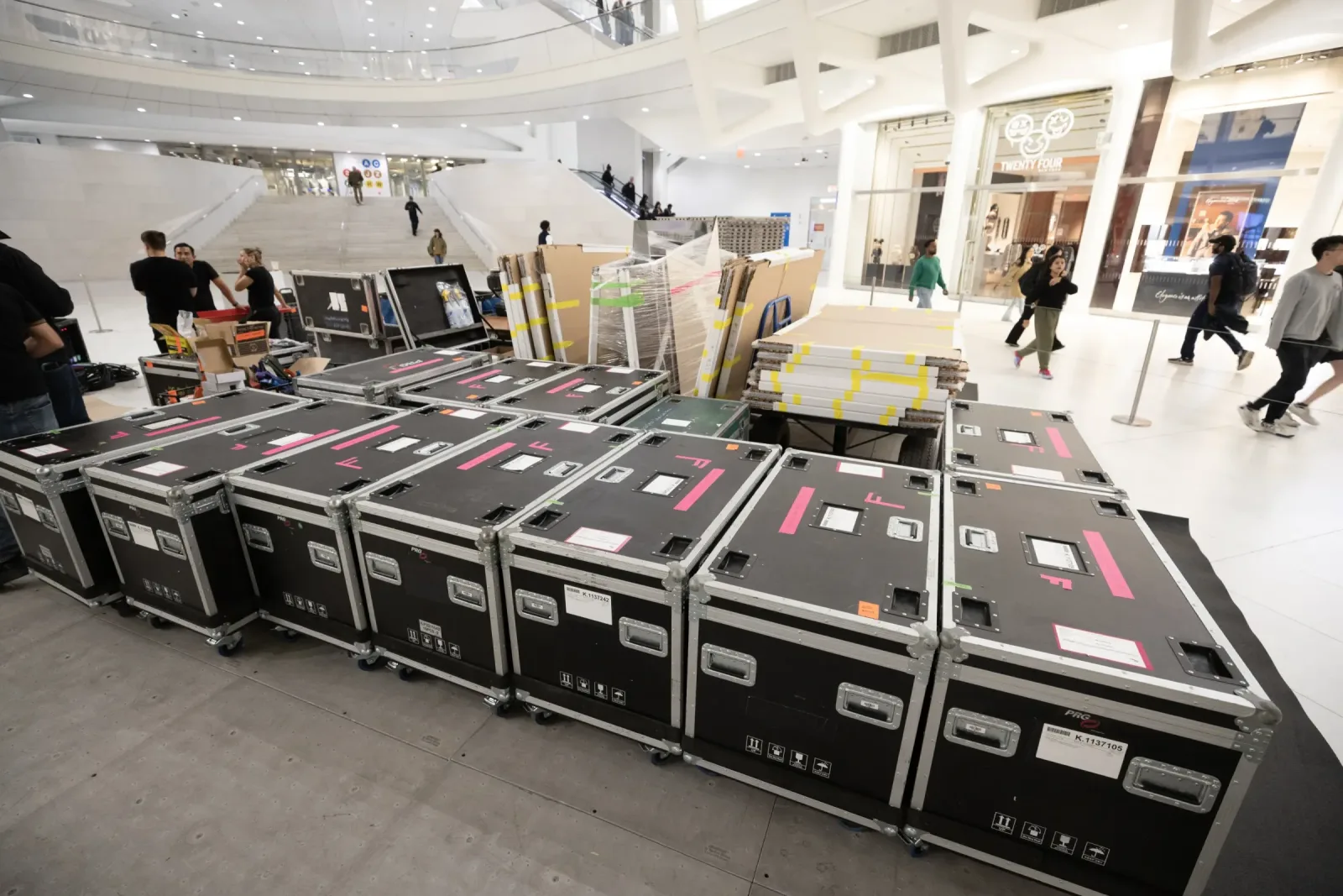 Smart Plexi® panels arrive flat-packed in road cases at the Oculus